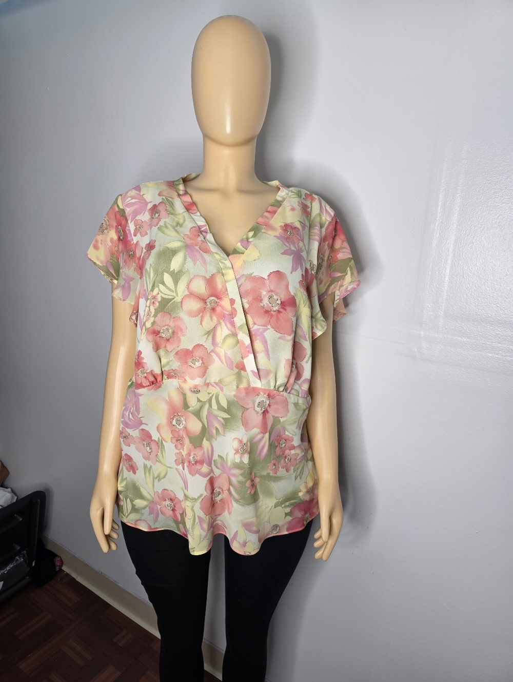 Jaclyn Smith Floral V-Neck Blouse in Pink & Green Size US/2X